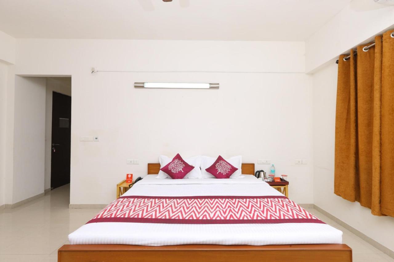 Oyo 6954 The Lawns Oragadam Hotel Екстериор снимка