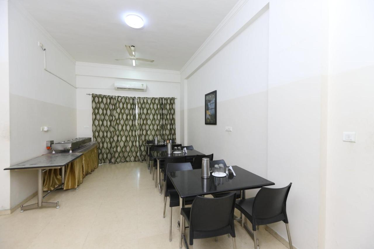 Oyo 6954 The Lawns Oragadam Hotel Екстериор снимка