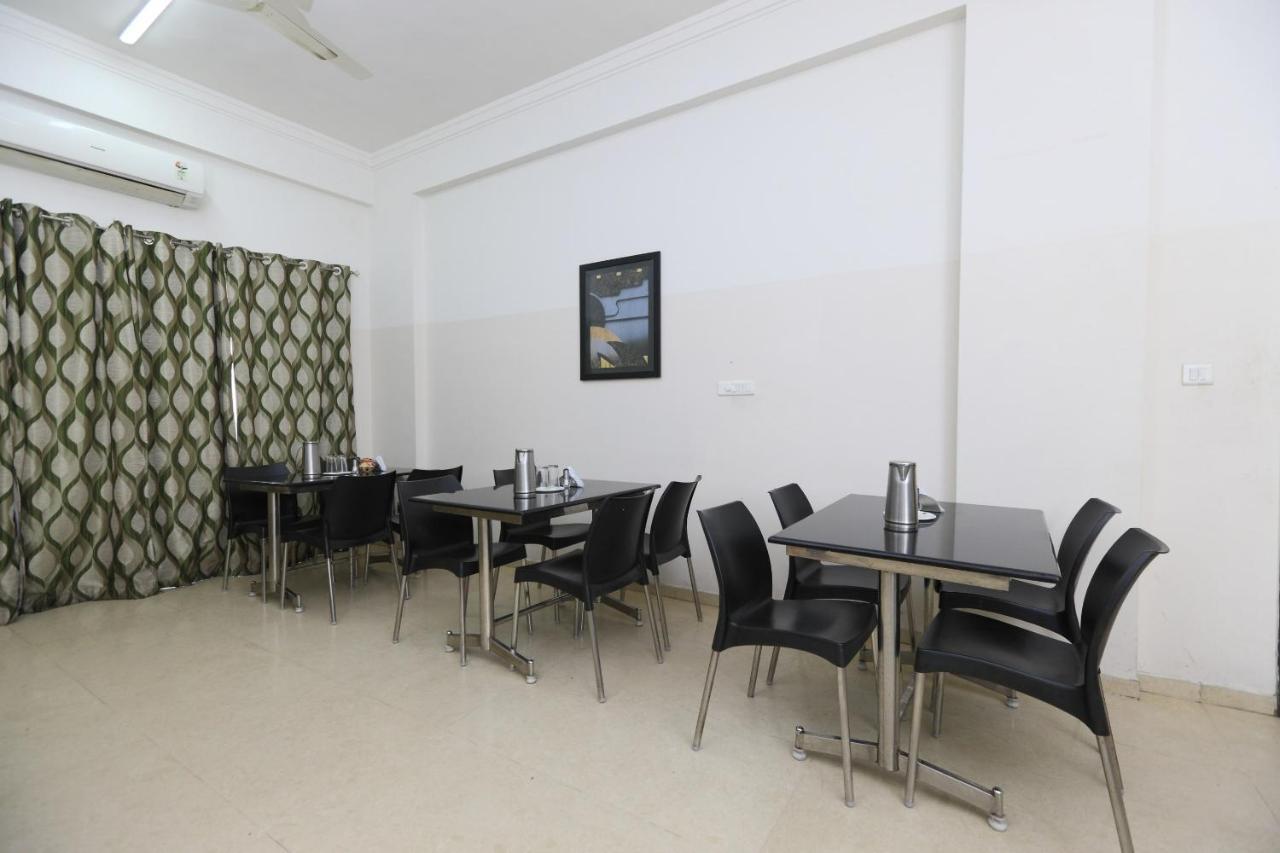 Oyo 6954 The Lawns Oragadam Hotel Екстериор снимка